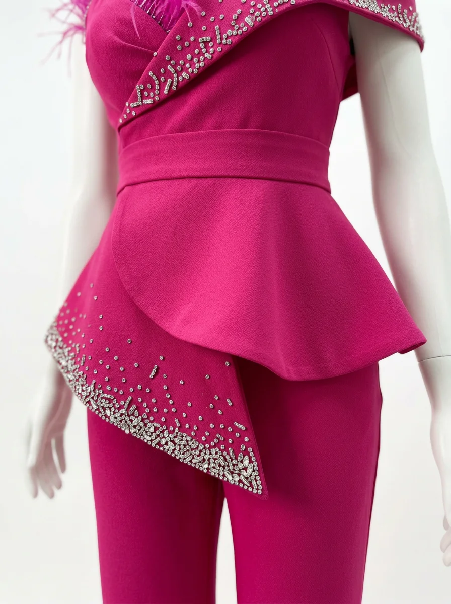 Combinaison rose grande taille cérémonie asymétrique plumes – Image 4